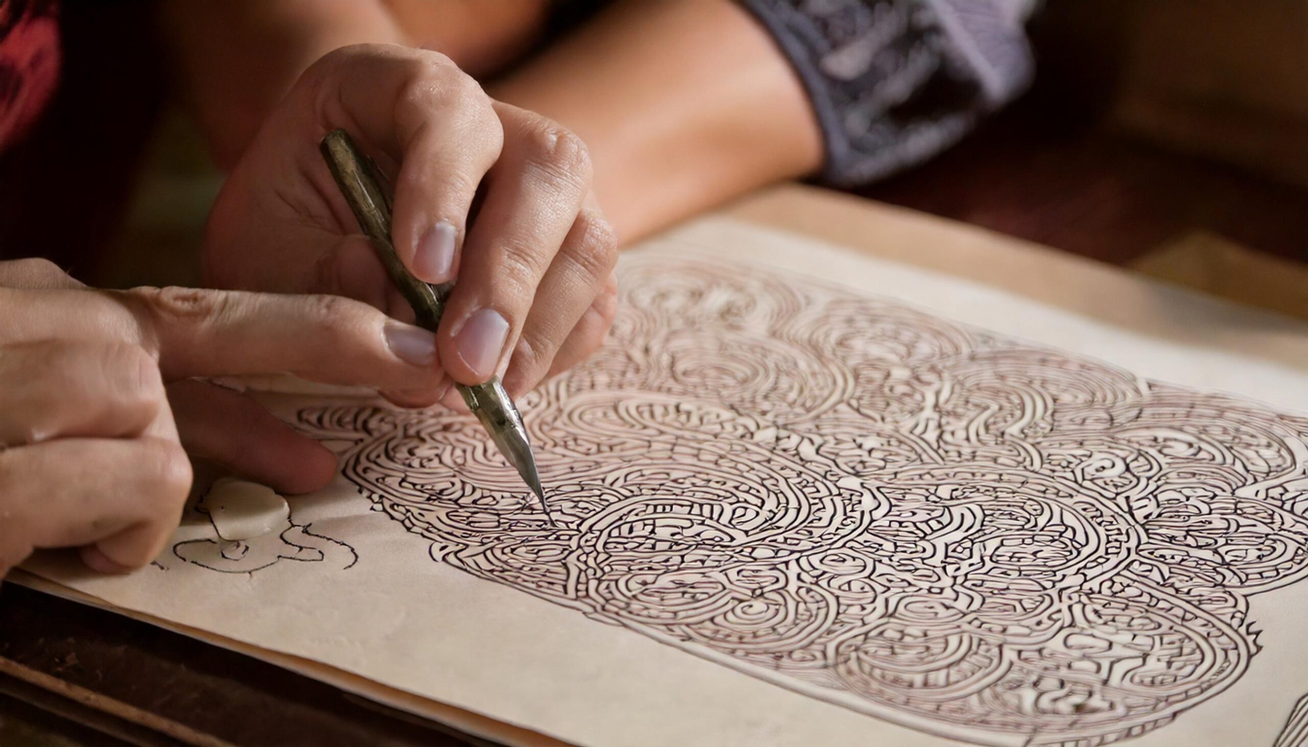 Firefly un artisan en train de travailler sur un motif complexe, probablement une gravure ou un déco